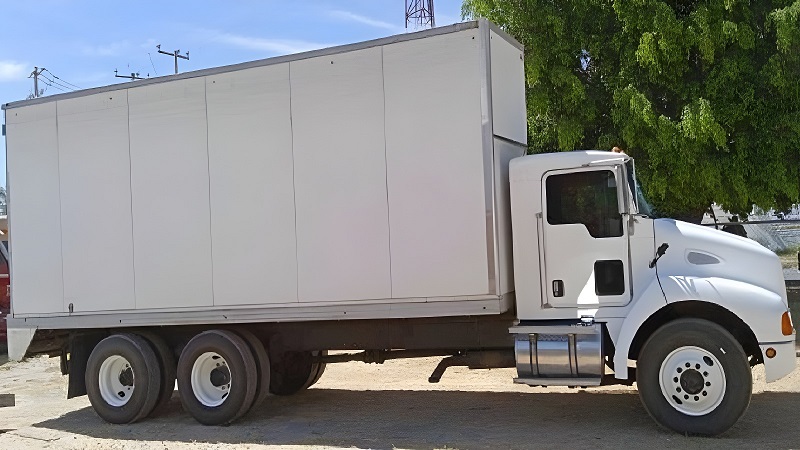 trailer de caja cerrada blanco